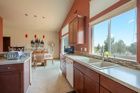 Kitchen - 17596 Cascade Estates Dr, Bend, OR 97703 photo 3 of 5