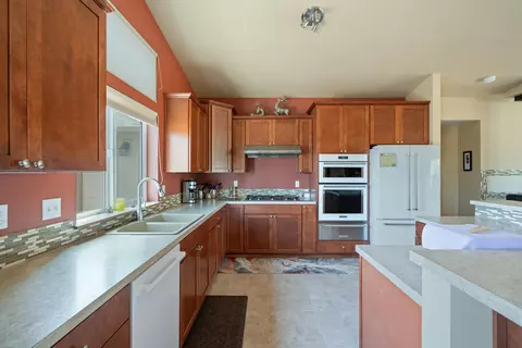 Kitchen - 17596 Cascade Estates Dr, Bend, OR 97703 photo 2 of 5