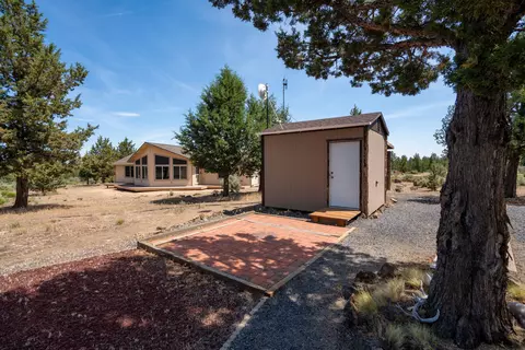 Exterior - 17596 Cascade Estates Dr, Bend, OR 97703 photo 4 of 8