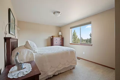 Bedroom - 17596 Cascade Estates Dr, Bend, OR 97703 photo 4 of 5