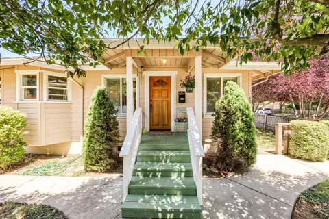 422 SE M St, Grants Pass, OR 97526