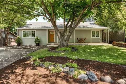 944 Mary Jane Ave, Ashland, OR 97520