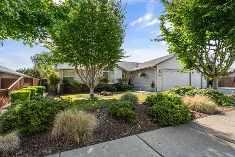 2025 SW Colorado Ln, Grants Pass, OR 97527