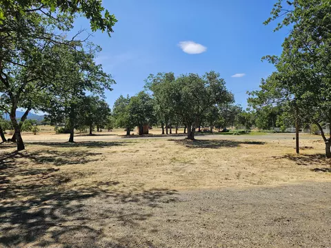 5068 Dodge Rd, Central Point, OR 97502
