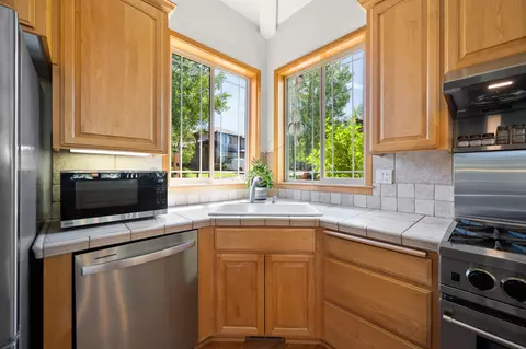 Kitchen - 61925 Broken Top Dr, Bend, OR 97702 photo 4 of 5