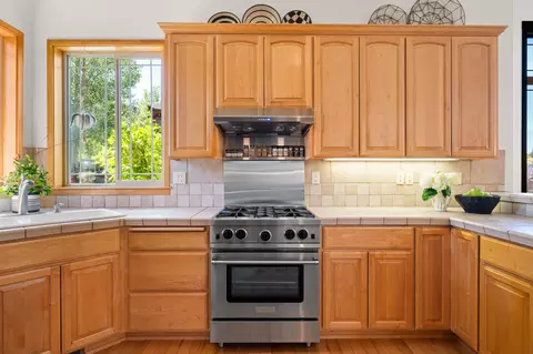 Kitchen - 61925 Broken Top Dr, Bend, OR 97702 photo 3 of 5