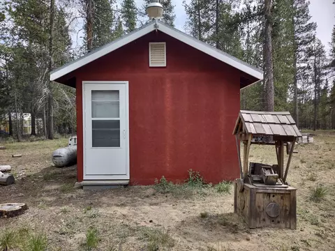 Exterior - 15675 Friendly St, La Pine, OR 97739 photo 4 of 8