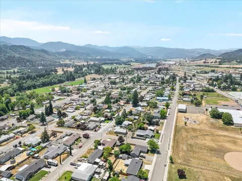 631 E 4th Ave, Riddle, OR 97469 photo 21