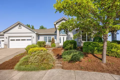 1088 Oak Grove Ct, Eagle Point, OR 97524