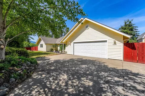 1692 Leonard Rd, Grants Pass, OR 97527