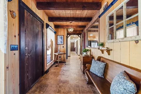 Entry Way - 18610 Taylor Rd, Merrill, OR 97633 photo 4 of 6