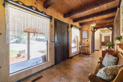Entry Way - 18610 Taylor Rd, Merrill, OR 97633 photo 5 of 6
