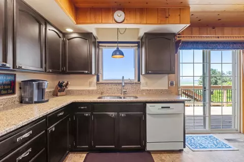 Kitchen - 18610 Taylor Rd, Merrill, OR 97633 photo 4 of 4