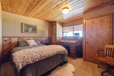 Bedroom - 18610 Taylor Rd, Merrill, OR 97633 photo 6 of 9