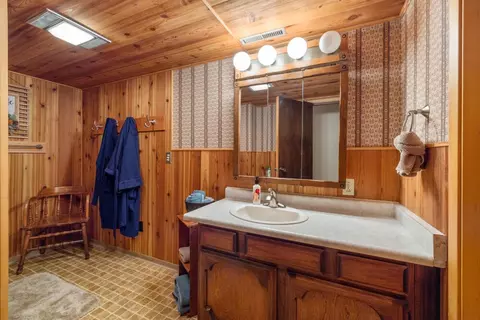 Bath - 18610 Taylor Rd, Merrill, OR 97633 photo 7 of 7