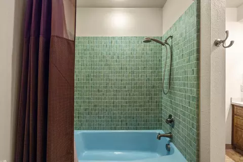 Bath - 18610 Taylor Rd, Merrill, OR 97633 photo 6 of 7