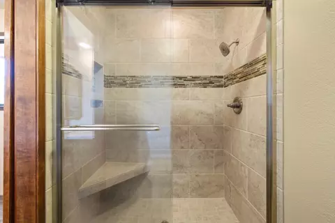 Bath - 18610 Taylor Rd, Merrill, OR 97633 photo 4 of 7