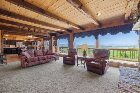 Living - 18610 Taylor Rd, Merrill, OR 97633 photo 3 of 8