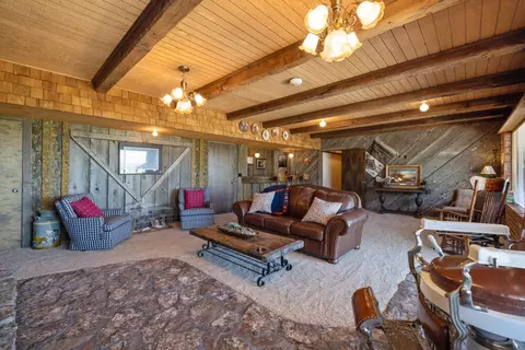 Living - 18610 Taylor Rd, Merrill, OR 97633 photo 6 of 8
