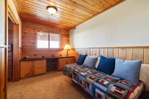 Bedroom - 18610 Taylor Rd, Merrill, OR 97633 photo 7 of 9