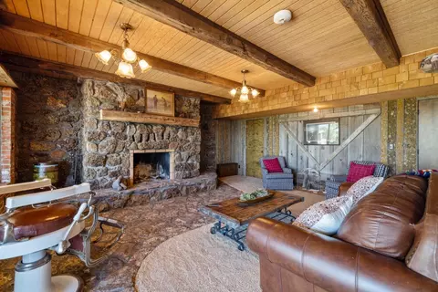 Living - 18610 Taylor Rd, Merrill, OR 97633 photo 5 of 8