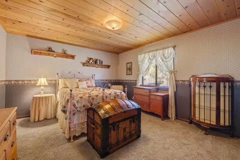 Bedroom - 18610 Taylor Rd, Merrill, OR 97633 photo 3 of 9