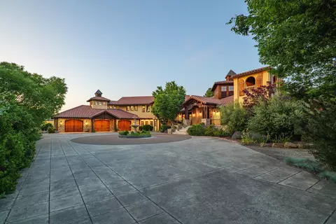 4425 Campbell Rd, Phoenix, OR 97535