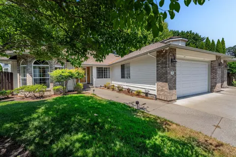 1244 SW Ironwood Dr, Grants Pass, OR 97526