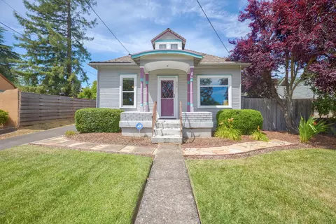 310 NW Manzanita Ave, Grants Pass, OR 97526