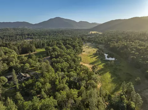 250 Mountain Pine Dr, Grants Pass, OR 97526