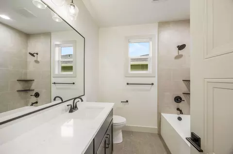 Bath - 356 Randy St, Ashland, OR 97520 photo 4 of 6