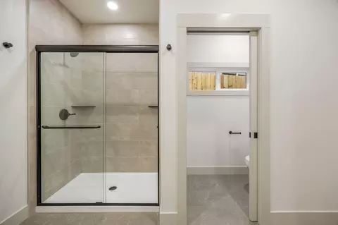 Bath - 356 Randy St, Ashland, OR 97520 photo 2 of 6
