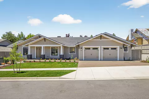 518 Autumn Hills Dr, Medford, OR 97504