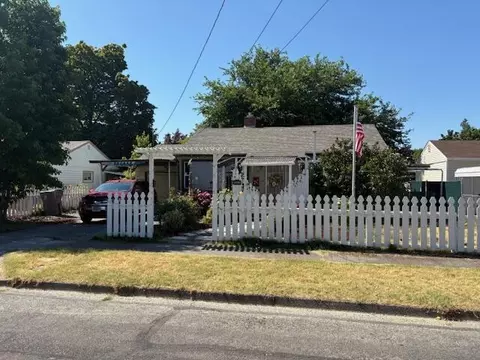1041 SW J St, Grants Pass, OR 97526