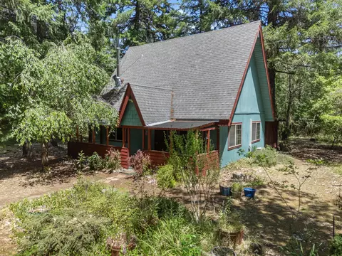 291 Crest Dr, Cave Junction, OR 97523