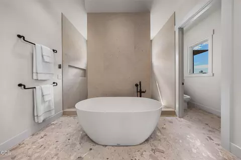 Bath - 19260 Christopher Ct, Bend, OR 97702 photo 2 of 13