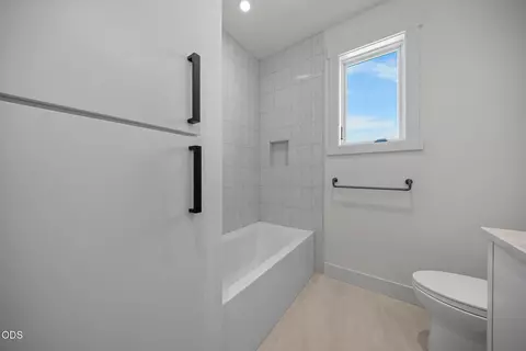 Bath - 19260 Christopher Ct, Bend, OR 97702 photo 11 of 13