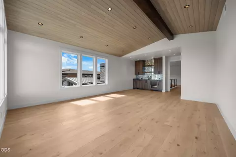Living - 19260 Christopher Ct, Bend, OR 97702 photo 6 of 6