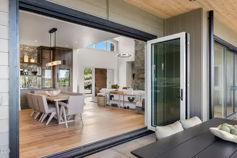 Dining - 19260 Christopher Ct, Bend, OR 97702 photo 2 of 4