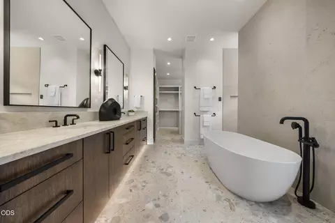 Bath - 19260 Christopher Ct, Bend, OR 97702 photo 1 of 13
