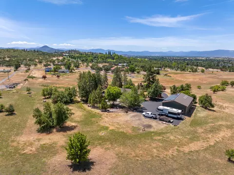 1159 Stevens Rd, Eagle Point, OR 97524 photo 2