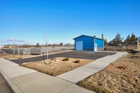 932 SE 4th Ct, Redmond, OR 97756
