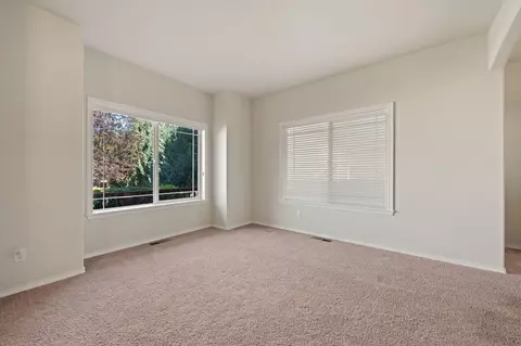 Living - 3144 NE Nathan Dr, Bend, OR 97701 photo 3 of 9