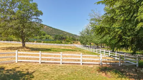 Exterior - 357 Reiten Dr, Ashland, OR 97520 photo 5 of 35