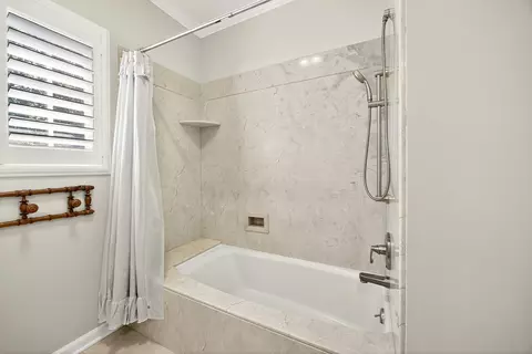 Bath - 357 Reiten Dr, Ashland, OR 97520 photo 2 of 4