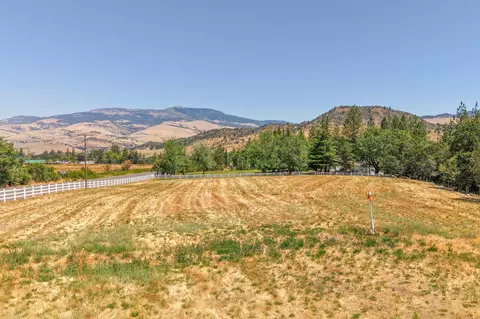Exterior - 357 Reiten Dr, Ashland, OR 97520 photo 7 of 35