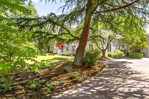 Exterior - 357 Reiten Dr, Ashland, OR 97520 photo 14 of 35