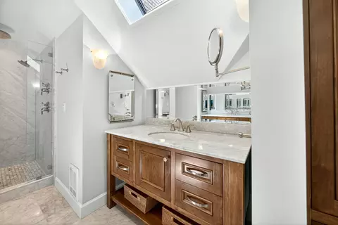 Bath - 357 Reiten Dr, Ashland, OR 97520 photo 4 of 4