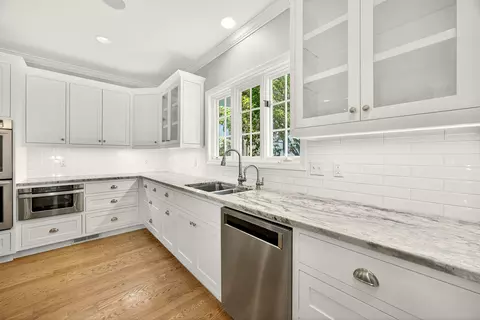 Kitchen - 357 Reiten Dr, Ashland, OR 97520 photo 5 of 8