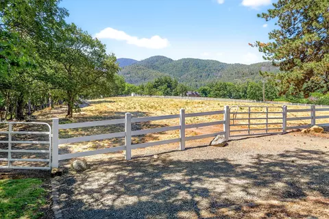 Exterior - 357 Reiten Dr, Ashland, OR 97520 photo 34 of 35